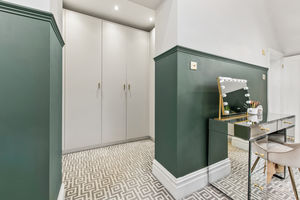 Walk-In-Wardrobe- click for photo gallery